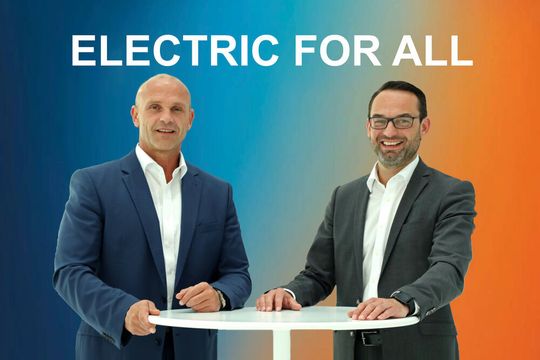 E-Mobilitäts-Vorstand Thomas Ulbrich (li.) und Christian Senger (re.), Leiter Baureihe e-Mobility, sind von VWs künftigen Elektroautos überzeugt.