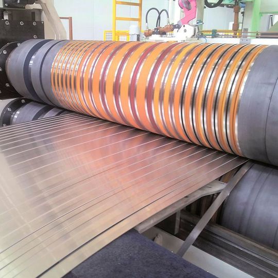 Am Messestand der B+S-Gruppe wird eine Längsteilschere (b=30-500 mm / s=0,2-1,5 / v= 100 m/min, σ=2000 N/mm2) für hochfeste Materialien vorgeführt. Am Messestand der B+S-Gruppe wird eine Längsteilschere (b=30-500 mm / s=0,2-1,5 / v= 100 m/min, σ=2000 N/mm2) für hochfeste Materialien vorgeführt.
