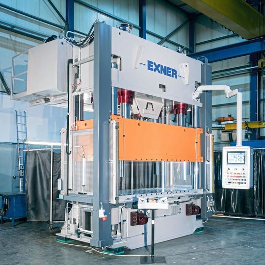 Die neue Werkzeugprobierpresse Typ PG-4 verfügt über vier symmetrisch angeordnete Hydraulikzylinder, die mittels einer CNC-Steuerung den Gleichlauf des Stößels zur Tischfläche gewährleisten. Die neue Werkzeugprobierpresse Typ PG-4 verfügt über vier symmetrisch angeordnete Hydraulikzylinder, die mittels einer CNC-Steuerung den Gleichlauf des Stößels zur Tischfläche gewährleisten.