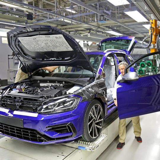 Volkswagen plant angeblich, auch die Produktion des Golf herunterzufahren. Volkswagen plant angeblich, auch die Produktion des Golf herunterzufahren.
