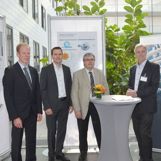 Michael Bortz (Fraunhofer ITWM), Prof. André Bardow (RHTH Aachen), Prof. Karl-Heinz Küfer (Fraunhofer ITWM) und Martin Strohrmann (BASF SE) (v.l.n.r.) bei dem Workshop „Digitization in Chemical industry“ in Kaiserslautern. Michael Bortz (Fraunhofer ITWM), Prof. André Bardow (RHTH Aachen), Prof. Karl-Heinz Küfer (Fraunhofer ITWM) und Martin Strohrmann (BASF SE) (v.l.n.r.) bei dem Workshop „Digitization in Chemical industry“ in Kaiserslautern.