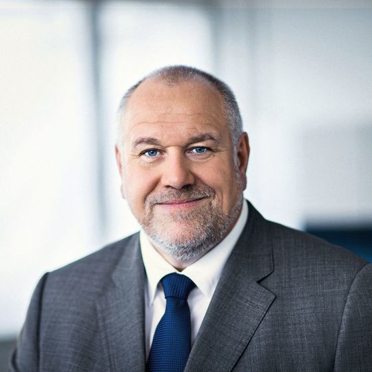 Matthias Altendorf, CEO Endress+Hauser: „Wir treiben vor allem die Arbeit am Advanced Physical Layer voran. Mit einer Bandbreite von 10 Mbit im Feld – und erst recht mit den 100 Mbit der zweiten Ausbaustufe – hätten wir eine Datenautobahn, die den Weg freimacht für den NOA-Ansatz.“ Matthias Altendorf, CEO Endress+Hauser: „Wir treiben vor allem die Arbeit am Advanced Physical Layer voran. Mit einer Bandbreite von 10 Mbit im Feld – und erst recht mit den 100 Mbit der zweiten Ausbaustufe – hätten wir eine Datenautobahn, die den Weg freimacht für den NOA-Ansatz.“