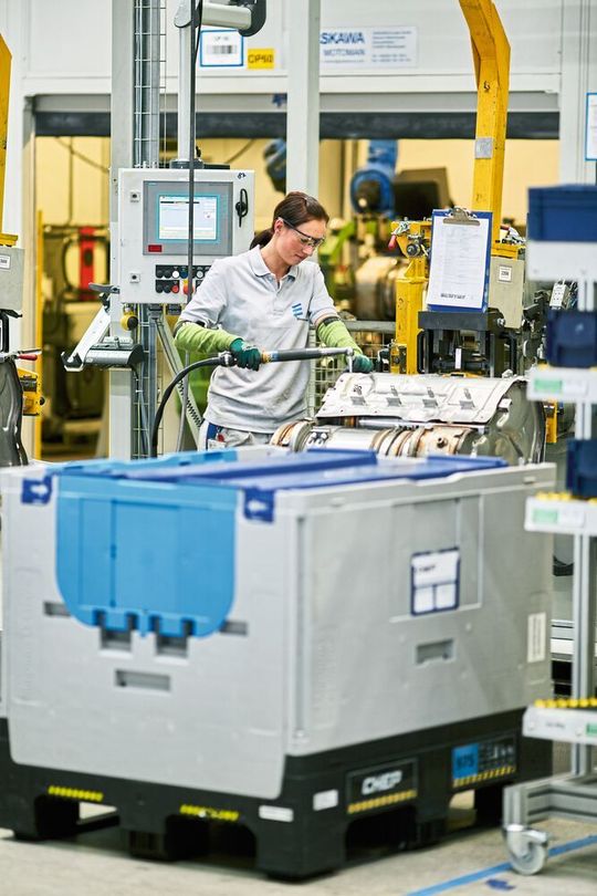 Kleinladungsträger und faltbare Großbehälter optimieren den Transport und die Lagernutzung nicht nur in der Automobilindustrie.