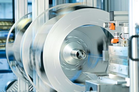 So sieht die Mikro-Pullwindinganlage zur kontinuierlichen Herstellung faserverstärkter Kunststoffprofile aus. So sieht die Mikro-Pullwindinganlage zur kontinuierlichen Herstellung faserverstärkter Kunststoffprofile aus.