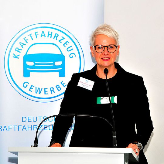 ZDK-Geschäftsführerin Birgit Behrens informierte beim 17. ZDK-Ausbildertag unter anderem über kostenlose Weiterbildungsmöglichkeiten für Ausbilder. ZDK-Geschäftsführerin Birgit Behrens informierte beim 17. ZDK-Ausbildertag unter anderem über kostenlose Weiterbildungsmöglichkeiten für Ausbilder.