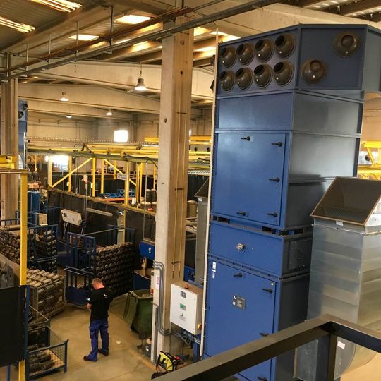 Tecnac setzt in der Halle drei Absaug- und Filteranlagen mit einem Gesamtvolumenstrom von 72.000 m3/h ein. Tecnac setzt in der Halle drei Absaug- und Filteranlagen mit einem Gesamtvolumenstrom von 72.000 m3/h ein.