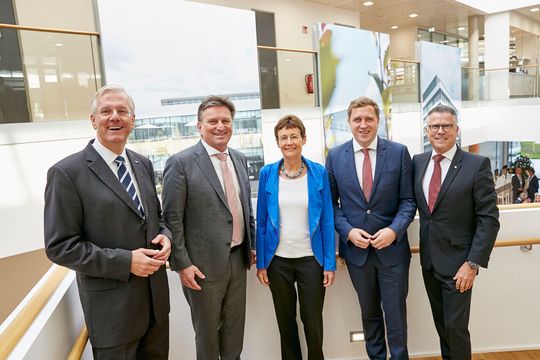 Dr. Christoph Franz, Manfred Lucha, Dr. Ursula Redeker, Dr. Gottfried Ludewig und Dr. Hagen Pfundner (v. l. n. r.) weihen Gebäude im Gesamtwert von über 400 Millionen Euro auf dem Mannheimer Roche-Campus ein. Dr. Christoph Franz, Manfred Lucha, Dr. Ursula Redeker, Dr. Gottfried Ludewig und Dr. Hagen Pfundner (v. l. n. r.) weihen Gebäude im Gesamtwert von über 400 Millionen Euro auf dem Mannheimer Roche-Campus ein.