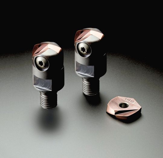 Die Gallea-Serie von MMC Hitachi Tool wird als hocheffizientes Schlichtkonzept beschrieben, das speziell für den Werkzeug- und Formenbau entwickelt wurde. Die Serie bestehe aus Wendeplatten- und Vollwerkzeugen, die sich das Prinzip des Tonnenfräsens durch spezielle Geometrien an radialer und/oder axialer Schneidkante zunutze machten. Und mit dem ebenfalls präsentierten Fertigungskonzept Production50 will der Aussteller ein Neun-Punkte-Programm anbieten, das die Zerspanung noch wirtschaftlicher macht. AMB Halle 3 am Stand C60. Die Gallea-Serie von MMC Hitachi Tool wird als hocheffizientes Schlichtkonzept beschrieben, das speziell für den Werkzeug- und Formenbau entwickelt wurde. Die Serie bestehe aus Wendeplatten- und Vollwerkzeugen, die sich das Prinzip des Tonnenfräsens durch spezielle Geometrien an radialer und/oder axialer Schneidkante zunutze machten. Und mit dem ebenfalls präsentierten Fertigungskonzept Production50 will der Aussteller ein Neun-Punkte-Programm anbieten, das die Zerspanung noch wirtschaftlicher macht. AMB Halle 3 am Stand C60.