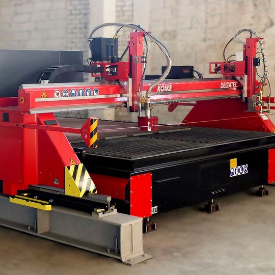 Koike zeigt die CNC-Schneidemaschine Deltatec mit einem Hitachi Ink Jet Drucker XPR-300, der sich mit dem Schneidkopf auf dem Portal bewegt. Koike zeigt die CNC-Schneidemaschine Deltatec mit einem Hitachi Ink Jet Drucker XPR-300, der sich mit dem Schneidkopf auf dem Portal bewegt.