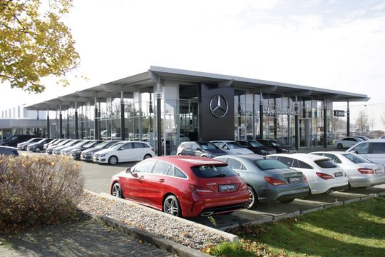 Das Mercedes-Haus in Dessau gehört seit einem Jahr zur Peter-Gruppe und erstrahlt bereits in neuer Hersteller-CI. Das Mercedes-Haus in Dessau gehört seit einem Jahr zur Peter-Gruppe und erstrahlt bereits in neuer Hersteller-CI.