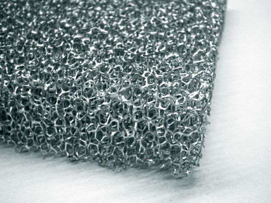 Der Metallschwamm wird in einem Gießverfahren hergestellt. Der Metallschwamm wird in einem Gießverfahren hergestellt.