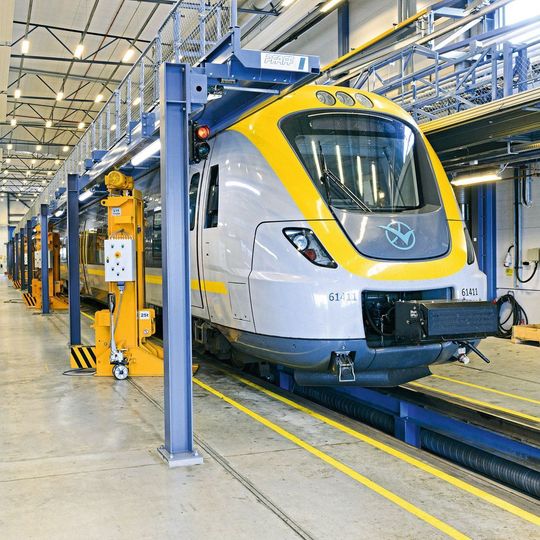 Zu den von Lock Antriebstechnik angebotenen Systemen gehören derartige Dacharbeitsbühnen für die Zugwartung. Zu den von Lock Antriebstechnik angebotenen Systemen gehören derartige Dacharbeitsbühnen für die Zugwartung.