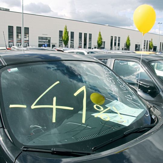 Beim ersten Lagerverkauf der Dirkes Automobilgruppe gab es Mega-Rabatte. Beim ersten Lagerverkauf der Dirkes Automobilgruppe gab es Mega-Rabatte.