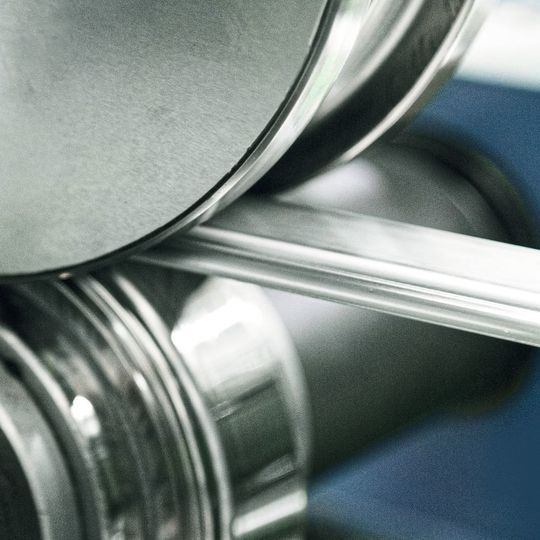Alle Profilieranlagen werden in ihrer Gesamtkonzeption hausintern bei Schock Metall ausgelegt und realisiert. Eigenentwickelte Hochleistungs-
Stanzsysteme mit kurzen Zyklenzeiten gewährleisten die wirtschaftliche Fertigung frei fallender Konstruktionselemente. Alle Profilieranlagen werden in ihrer Gesamtkonzeption hausintern bei Schock Metall ausgelegt und realisiert. Eigenentwickelte Hochleistungs-
Stanzsysteme mit kurzen Zyklenzeiten gewährleisten die wirtschaftliche Fertigung frei fallender Konstruktionselemente.