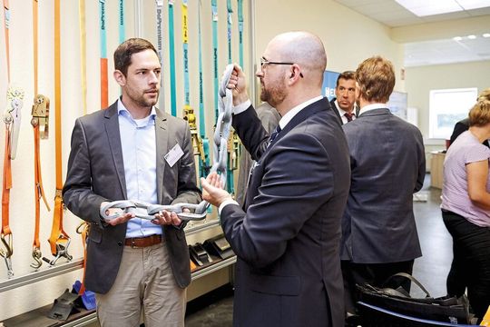 Auf der Hausmesse präsentierten die Projektteilnehmer ihre Entwicklungen. Neue Materialien, etwa die textile Kette, konnten am Stand der Firma Dolezych begutachtet werden.