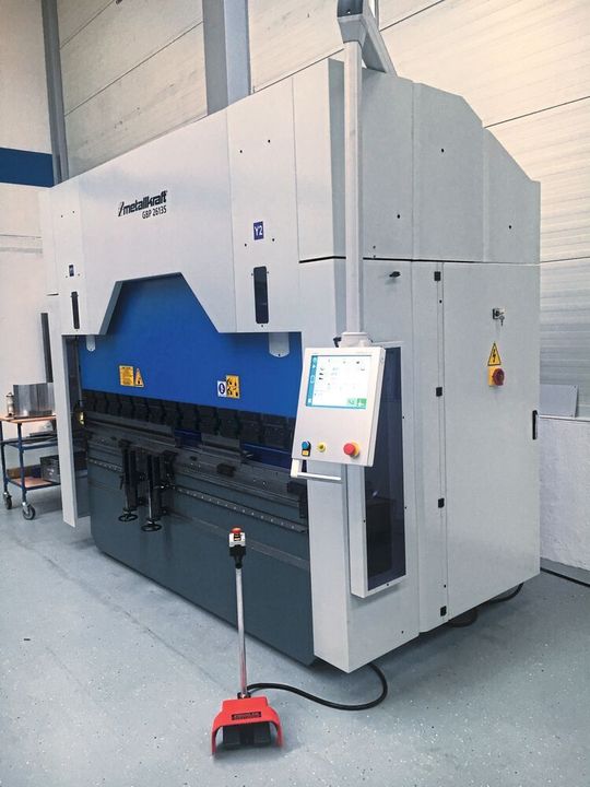 Bei einer gemeinsamen Begutachtung der Maschine zusammen mit Fiessler Elektronik wurde festgestellt, dass unter anderem das Hydraulikkonzept nicht den Sicherheitsanforderungen entspricht. Bei einer gemeinsamen Begutachtung der Maschine zusammen mit Fiessler Elektronik wurde festgestellt, dass unter anderem das Hydraulikkonzept nicht den Sicherheitsanforderungen entspricht.