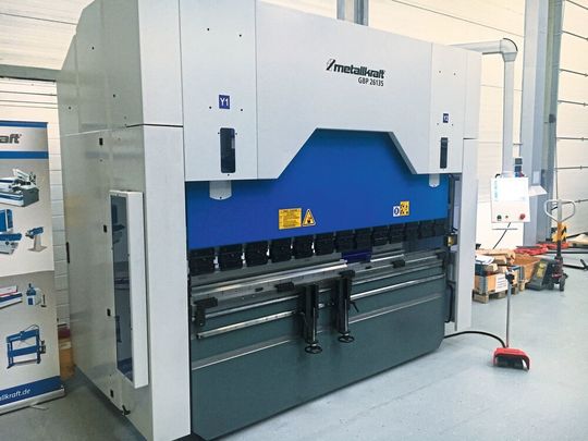 Um die Konformität einer aus dem EU-Ausland gelieferten Gesenkbiegepresse mit der Norm DIN EN12622 zu prüfen, wurde ein Expertenteam von Fiessler Elektronik zu Rate gezogen. Um die Konformität einer aus dem EU-Ausland gelieferten Gesenkbiegepresse mit der Norm DIN EN12622 zu prüfen, wurde ein Expertenteam von Fiessler Elektronik zu Rate gezogen.