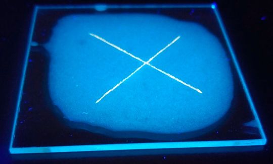 Leuchtende Risse – mit dem neuen Verfahren könnten Schäden in der Kleb-Verbindung schnell und zuverlässig festgestellt werden. Leuchtende Risse – mit dem neuen Verfahren könnten Schäden in der Kleb-Verbindung schnell und zuverlässig festgestellt werden.