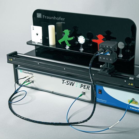 Terahertz gilt als Schlüsseltechnik für eine zerstörungsfreie Werkstoffprüfung. Fraunhofer-Forscher haben nun ein kosteneffizientes und kompaktes Messsystem entwickelt, das erstmals Dicken von Mehrschichtsystemen in Echtzeit bestimmt. Terahertz gilt als Schlüsseltechnik für eine zerstörungsfreie Werkstoffprüfung. Fraunhofer-Forscher haben nun ein kosteneffizientes und kompaktes Messsystem entwickelt, das erstmals Dicken von Mehrschichtsystemen in Echtzeit bestimmt.