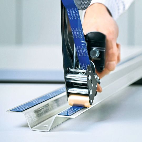 Das zweischichtige Produkt hat einen asymmetrischen Aufbau und ist auf einer Seite mit einem Klebstoff, extra für niederenergetische Oberflächen ausgestattet. Das zweischichtige Produkt hat einen asymmetrischen Aufbau und ist auf einer Seite mit einem Klebstoff, extra für niederenergetische Oberflächen ausgestattet.