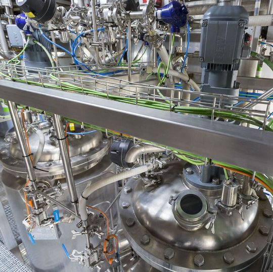 Produktionsanlagen für fermentativ erzeugtes Cystin am Wacker-Standort León. Mit dem neuen Standort in Spanien trägt der Münchner Chemiekonzern dem weltweit steigenden Bedarf seiner Kunden Rechnung. Cystin sowie das aus Cystin hergestellte Cystein kommen in der Nahrungsmittel- und Pharmaindustrie zum Einsatz. Produktionsanlagen für fermentativ erzeugtes Cystin am Wacker-Standort León. Mit dem neuen Standort in Spanien trägt der Münchner Chemiekonzern dem weltweit steigenden Bedarf seiner Kunden Rechnung. Cystin sowie das aus Cystin hergestellte Cystein kommen in der Nahrungsmittel- und Pharmaindustrie zum Einsatz.