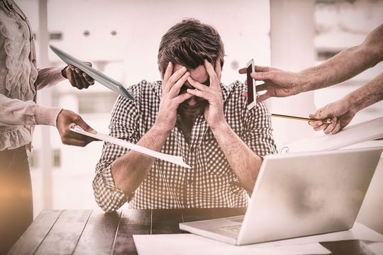 Bei Stress schüttet das Gehirn Botenstoffe aus, die große Teile der Großhirnrinde abschalten und rationales Denken erschweren. Sie sollten unter Druck also besser keine Entscheidungen treffen.