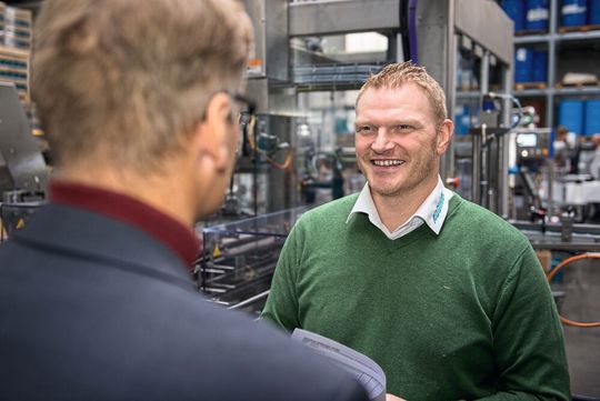 Siegmar Minke, Leiter Einkauf, Produktion und Logistik bei Addinol vor der neuen Anlage.