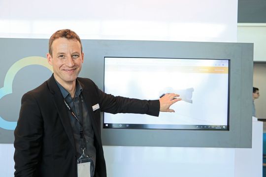 Robert Auer, Director of Sales für den Raum Asia Pacific/Global Partner Sales bei TDM Systems erläutert, wie ein digitaler Zwilling über die Cloud-Lösung erzeugt wird. Robert Auer, Director of Sales für den Raum Asia Pacific/Global Partner Sales bei TDM Systems erläutert, wie ein digitaler Zwilling über die Cloud-Lösung erzeugt wird.