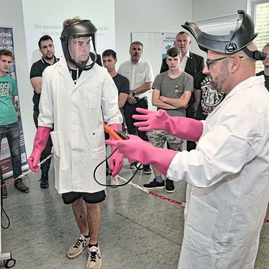 Ingolf Zupfer (re.) klärt die Schüler der Landesfachklasse über die Eigenheiten beim Umgang mit Elektromobilität auf. Ingolf Zupfer (re.) klärt die Schüler der Landesfachklasse über die Eigenheiten beim Umgang mit Elektromobilität auf.