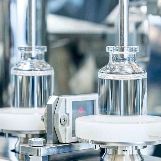 Steriline fokussiert sich auf aseptische Abfüllung mit Robotertechnik. Steriline fokussiert sich auf aseptische Abfüllung mit Robotertechnik.
