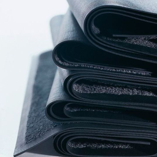 Fußmatten im Full-Service von Mewa: Die Fußmatten werden in regelmäßigen Abständen zu vereinbarten Terminen abgeholt, gewaschen und sauber wieder angeliefert. Fußmatten im Full-Service von Mewa: Die Fußmatten werden in regelmäßigen Abständen zu vereinbarten Terminen abgeholt, gewaschen und sauber wieder angeliefert.