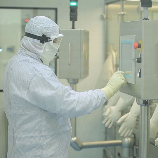 Die Herstellung der neuen Krebstherapeutika ist komplex und verlangt noch viel Handarbeit. Die Herstellung der neuen Krebstherapeutika ist komplex und verlangt noch viel Handarbeit.