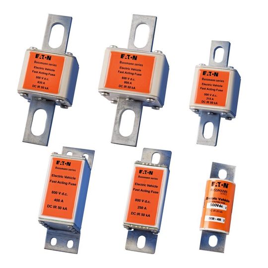 Eatons Bussman-Serie sichert das Hochspannungsnetz elektrifizierter Fahrzeuge bis zu 500 Volt Gleichspannung in Stufen von 50 bis 400 Ampere ab.