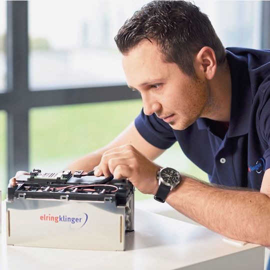 Das Elring-Klinger-Batteriesystem ist modular aufgebaut, sodass individuelle Bedürfnisse von Auftraggebern flexibel berücksichtigt werden können. Das Elring-Klinger-Batteriesystem ist modular aufgebaut, sodass individuelle Bedürfnisse von Auftraggebern flexibel berücksichtigt werden können.