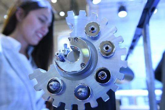 50.000 Fachbesucher aus über 120 Ländern schauten sich auf der SMM die Highlights der maritimen Wirtschaft an. Digitalisierung und Green Shipping gehörten zu den Trends der Messe. 50.000 Fachbesucher aus über 120 Ländern schauten sich auf der SMM die Highlights der maritimen Wirtschaft an. Digitalisierung und Green Shipping gehörten zu den Trends der Messe.