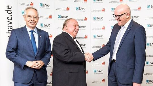 vl: IG-BCE-Vorsitzender Michael Vassiliadis, IG-BCE-Verhandlungsführer Ralf Sikorski und BAVC-Verhandlungsführer Georg Müller