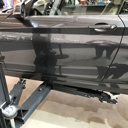 Der hintere Tragarm hat ein zweites Gelenk mit 180 Grad Schwenkwinkel. Der hintere Tragarm hat ein zweites Gelenk mit 180 Grad Schwenkwinkel.