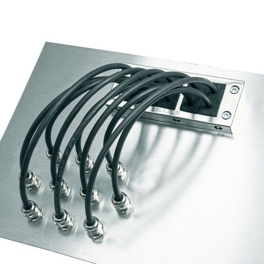 Zwischen den Kabeleinführungsrahmen und die Metallwand wird eine leitfähige Flachdichtung montiert. Zwischen den Kabeleinführungsrahmen und die Metallwand wird eine leitfähige Flachdichtung montiert.