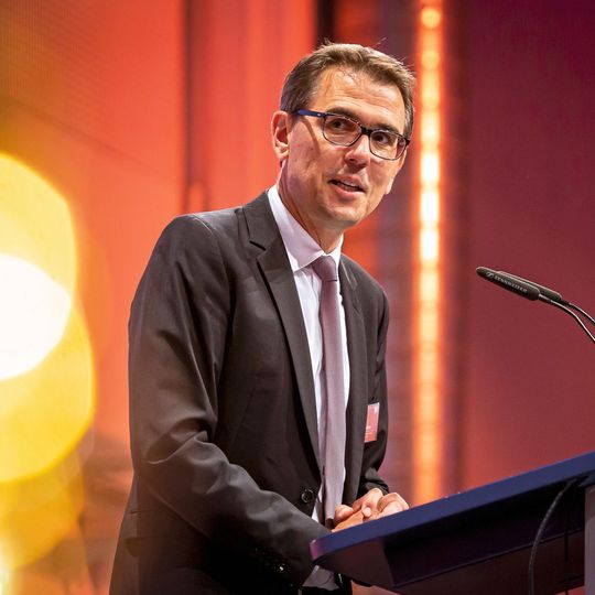 Oliver Barthel, Publisher MM Group, eröffnet die Preisverleihung 2018. Wer wird wohl 2019 auf dem Siegertreppchen stehen? Oliver Barthel, Publisher MM Group, eröffnet die Preisverleihung 2018. Wer wird wohl 2019 auf dem Siegertreppchen stehen?