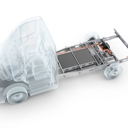 Basis des AL-KO Hybrid Power Chassis ist das variable Leichtbau-Chassis, das als Systemträger einen modularen Einsatz der Batteriepakete und Komponenten ermöglicht. Basis des AL-KO Hybrid Power Chassis ist das variable Leichtbau-Chassis, das als Systemträger einen modularen Einsatz der Batteriepakete und Komponenten ermöglicht.