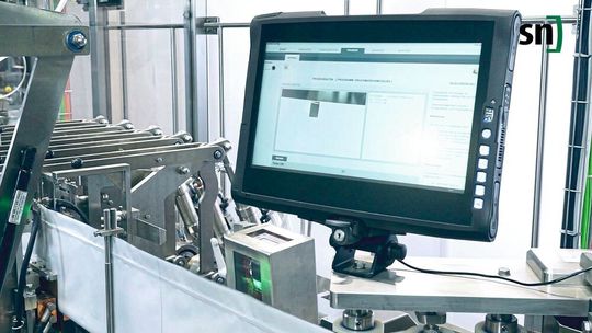 Druckmarkenvermessung in einer Form-, Füll- und Verschließmaschine – mit zusätzlichem Edelstahlgehäuse und Visualisierung auf einem Industrietablet. Druckmarkenvermessung in einer Form-, Füll- und Verschließmaschine – mit zusätzlichem Edelstahlgehäuse und Visualisierung auf einem Industrietablet.