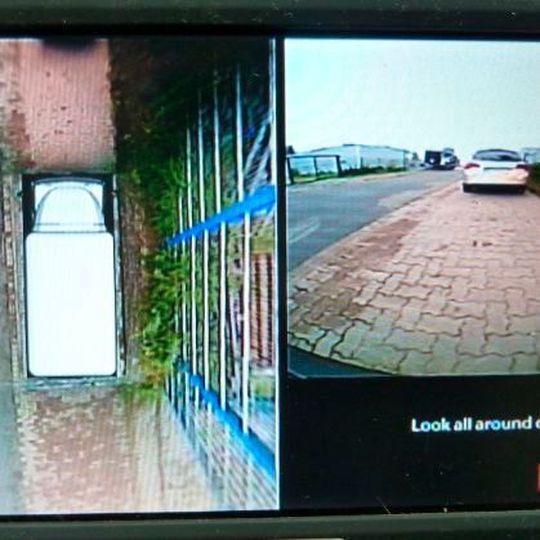 Die Dhollandia Rückfahransicht - links kombiniert mit Bird View Camera-System, rechts ohne. Die Dhollandia Rückfahransicht - links kombiniert mit Bird View Camera-System, rechts ohne.