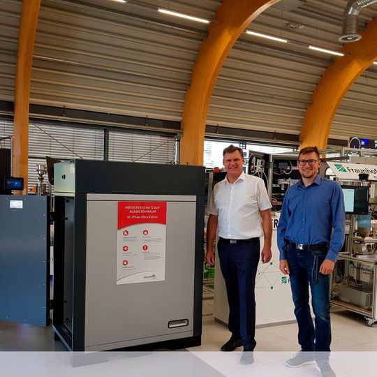 Michael Kavermann, Vertriebsleiter Nord DC-Datacenter-Group, und Sascha Heymann, wissenschaftlicher Mitarbeiter am Fraunhofer-IOSB-INA, präsentieren das ganzheitliche Sicherheitskonzept. Michael Kavermann, Vertriebsleiter Nord DC-Datacenter-Group, und Sascha Heymann, wissenschaftlicher Mitarbeiter am Fraunhofer-IOSB-INA, präsentieren das ganzheitliche Sicherheitskonzept.