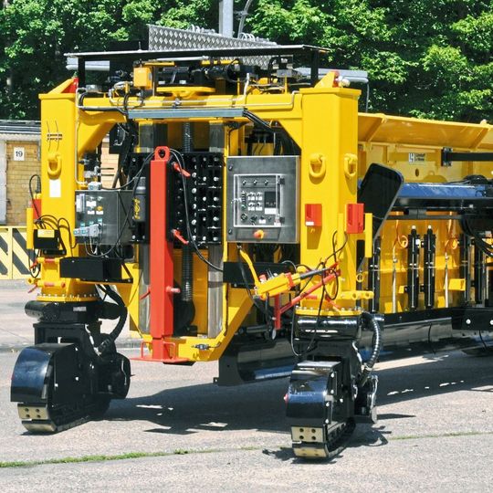 Die Einbaubohlen von Linnhoff & Henne ermöglichen den großflächigen Asphalteinbau auf Parkplätzen, Brücken, Straßen, Fußwegen, in Parkhäusern und Hallen mit Spindelhubelementen von Pfaff-silberblau. Die Einbaubohlen von Linnhoff & Henne ermöglichen den großflächigen Asphalteinbau auf Parkplätzen, Brücken, Straßen, Fußwegen, in Parkhäusern und Hallen mit Spindelhubelementen von Pfaff-silberblau.