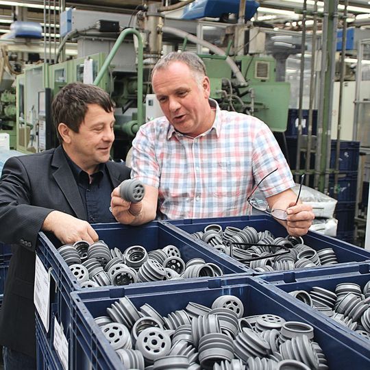 Bernd
Mollemeier (Head of Technical Development at Möller-Flex) and Hartmut Schmidt (Günther Hot Runner Technology) check the product quality of protective caps made of PVC. Bernd
Mollemeier (Head of Technical Development at Möller-Flex) and Hartmut Schmidt (Günther Hot Runner Technology) check the product quality of protective caps made of PVC.