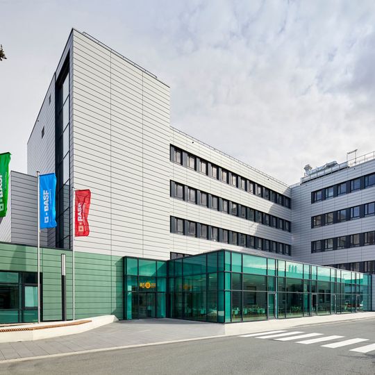 Im Lean-Lab-Gebäude in Münster befinden sich 45 funktionale Laborarbeitsplätze, helle Büroarbeitsplätze und Prüfräume. Im Lean-Lab-Gebäude in Münster befinden sich 45 funktionale Laborarbeitsplätze, helle Büroarbeitsplätze und Prüfräume.