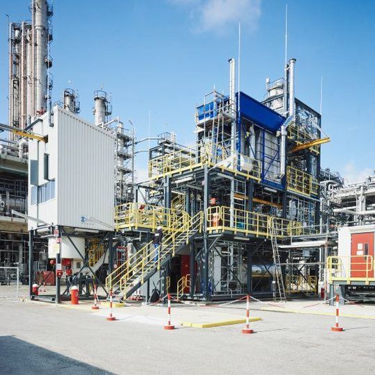In einer Recyclinganlage im österreichischen Schwechat gewinnt OMW aus Altkunststoffen synthetisches Rohöl. In einer Recyclinganlage im österreichischen Schwechat gewinnt OMW aus Altkunststoffen synthetisches Rohöl.