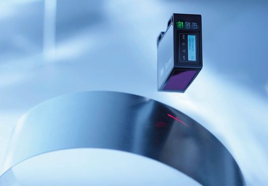 Laser-Distanzsensoren von Baumer gibt es in Fokusbereich-Varianten ab 0,7 µm Auflösung mit einer Wiederholgenauigkeit von 0,1 µm und einer max. Messdistanz von 70 mm. Bei einer Distanz bis 1.000 mm liegt die Auflösung bei 8 µm bei einer Wiederholgenauigkeit von 2 µm. Laser-Distanzsensoren von Baumer gibt es in Fokusbereich-Varianten ab 0,7 µm Auflösung mit einer Wiederholgenauigkeit von 0,1 µm und einer max. Messdistanz von 70 mm. Bei einer Distanz bis 1.000 mm liegt die Auflösung bei 8 µm bei einer Wiederholgenauigkeit von 2 µm.