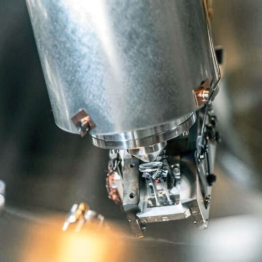Kienbergers Team hat eine Messmethode entwickelt, die es erlaubt, die Zeit zwischen der Aufnahme eines Röntgen-Photons und dem Ausströmen eines Elektrons zu bestimmen. Kienbergers Team hat eine Messmethode entwickelt, die es erlaubt, die Zeit zwischen der Aufnahme eines Röntgen-Photons und dem Ausströmen eines Elektrons zu bestimmen.