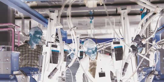 Ingenieure von Schaeffler und des Fraunhofer LBF bei der Untersuchung des servohydraulischen Prüfstands. Ingenieure von Schaeffler und des Fraunhofer LBF bei der Untersuchung des servohydraulischen Prüfstands.